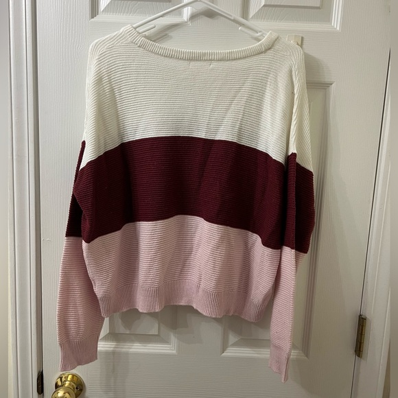 Color Block Cropped Sweater - Picture 4 of 5